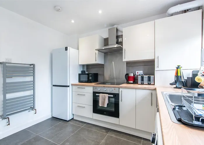 3 Bedroom Terraced House In Beeston Ideal For Corporate Stays