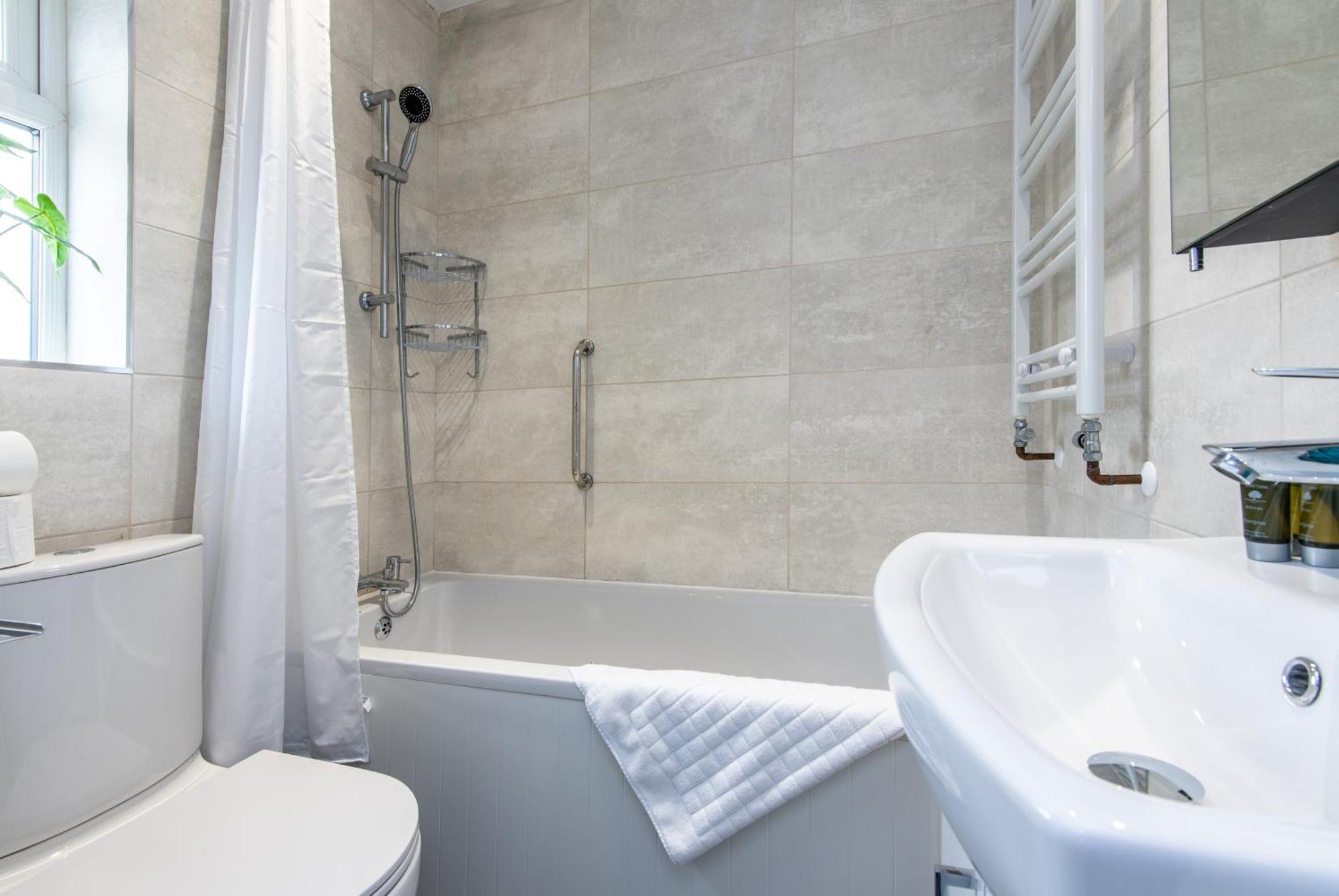 3 Bedroom Terraced House In Beeston Ideal For Corporate *