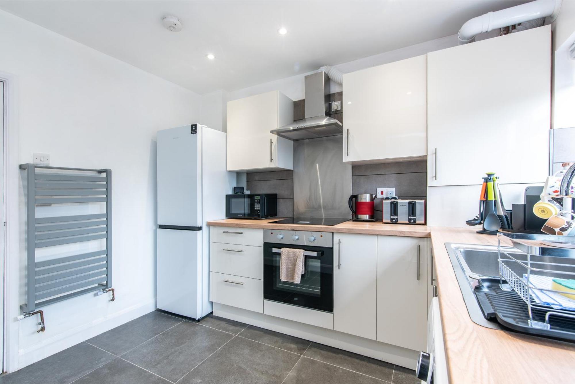 3 Bedroom Terraced House In Beeston Ideal For Corporate Holiday home *
