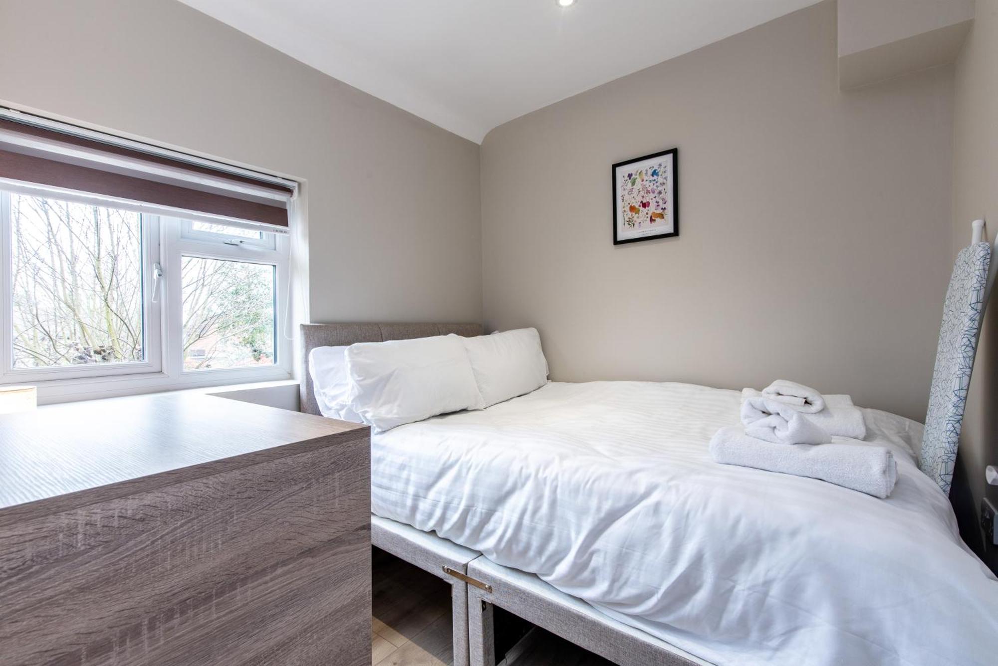3 Bedroom Terraced House In Beeston Ideal For Corporate Holiday home *